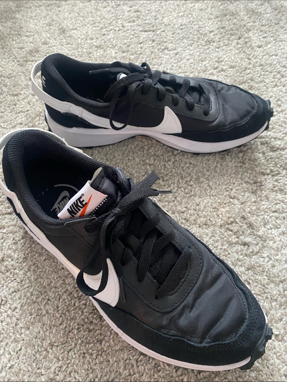 Nike women’s Black and White Low-Top Running Sneakers